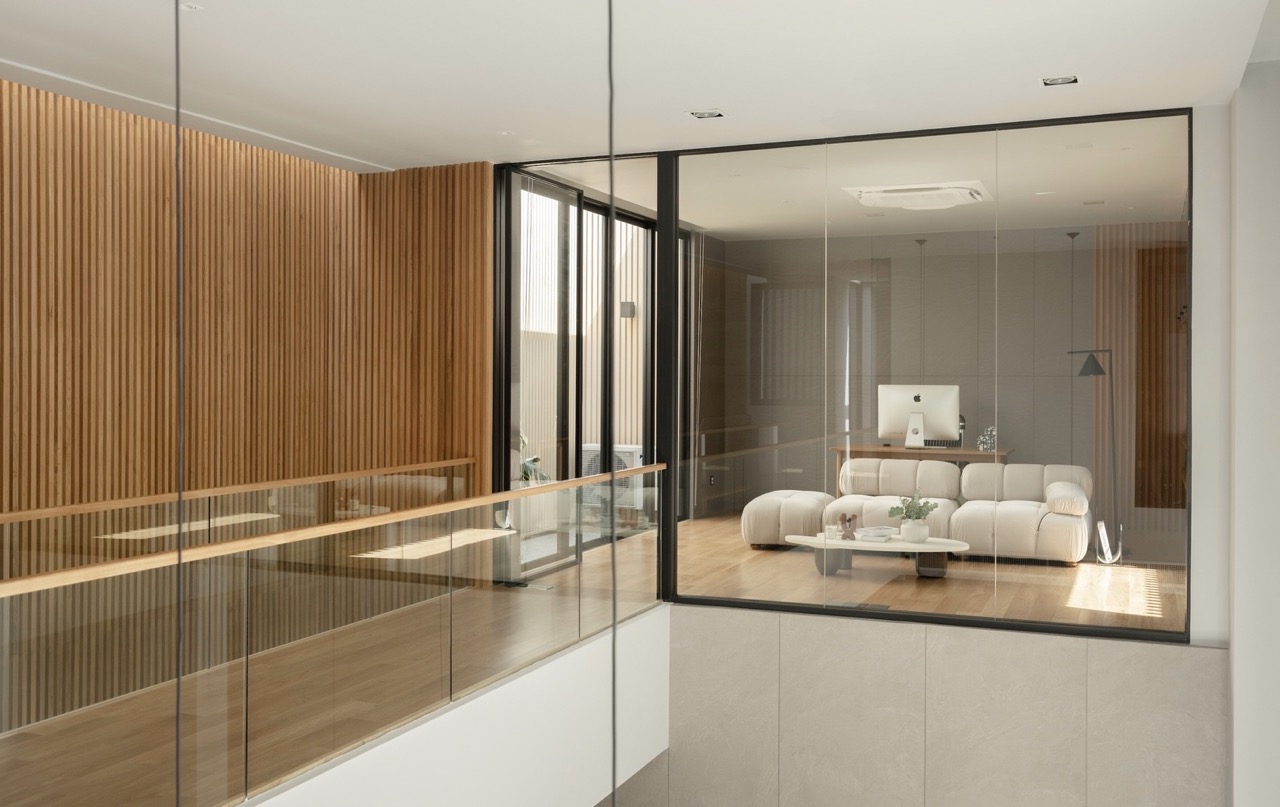 2nd floor of Warmblack house showing a bridge and family room.