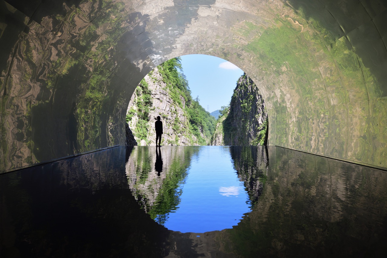 18-mad-echigo-tsumari-tunnel-of-light-light-cave-by-nacasa-partners-inc Large - BluPrint