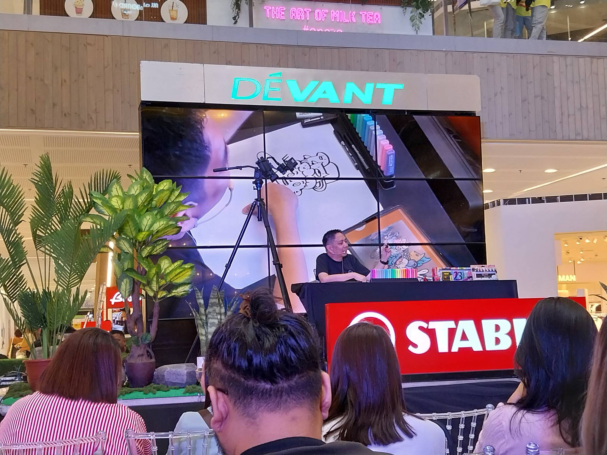 Doodle artist Nelz Yumul in the midst of drawing a complicated doodle. Photo by Elle Yap
