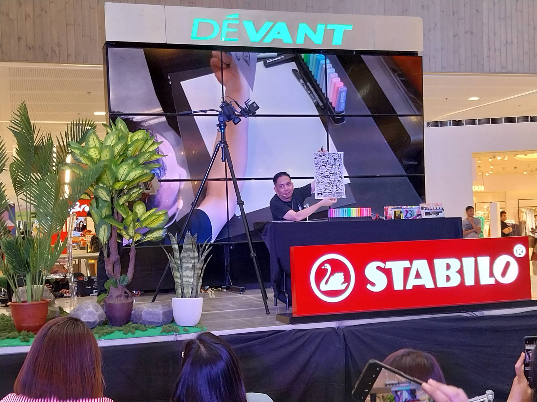 Doodle artist Nelz Yumul showing his work. Photo by Elle Yap