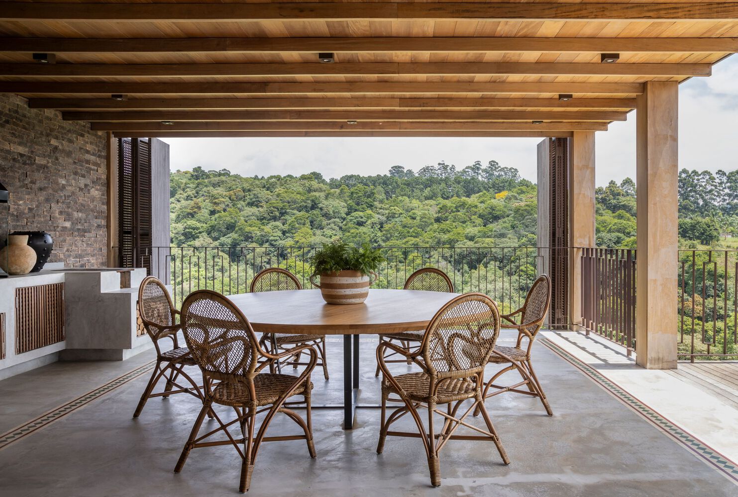 Dining area of Boomerang House. Photo by Evelyn Muller.
