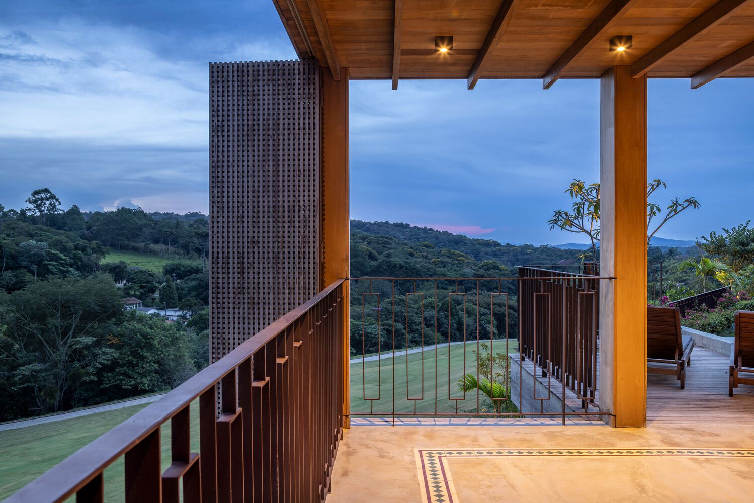 Side view of the deck. Photo by Evelyn Muller.