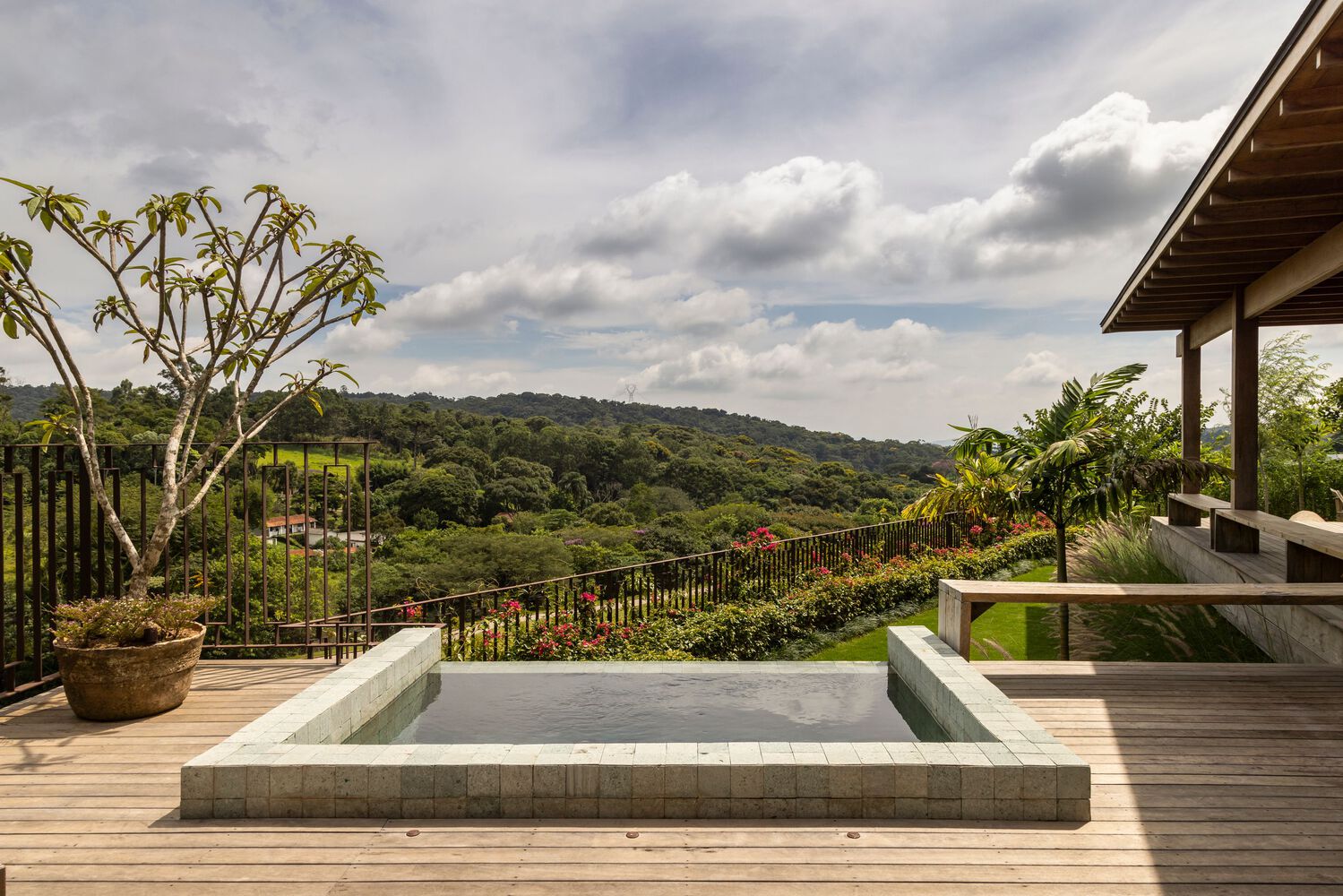 Infinity fountain from above. Photo by Evelyn Muller.