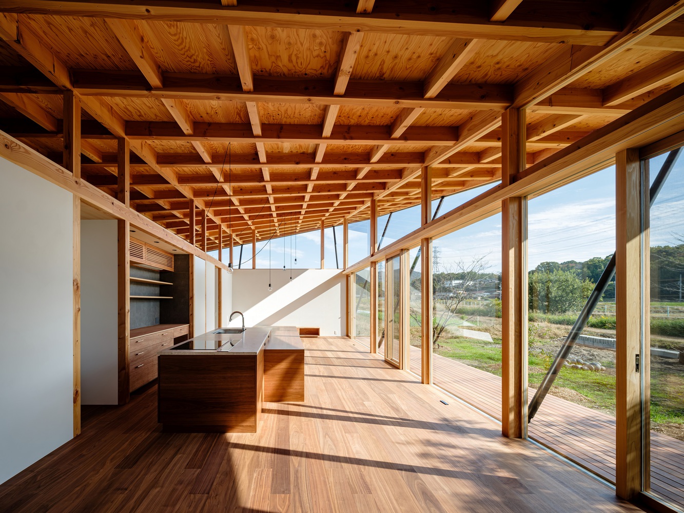 View of the living room and kitchen. Photo by Takashi Uemura.