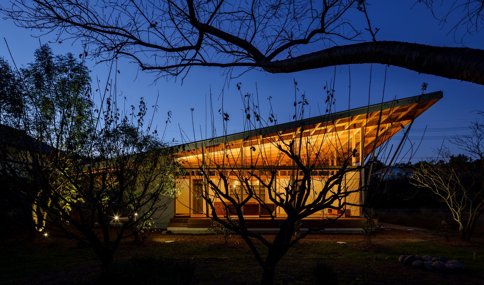 A view of the house in the nighttime. Photo by Takashi Uemura.