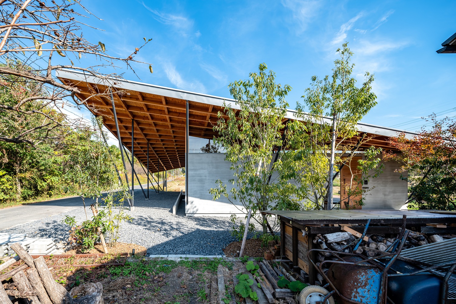 An outside view of the rooftop. Photo by Takashi Uemura.