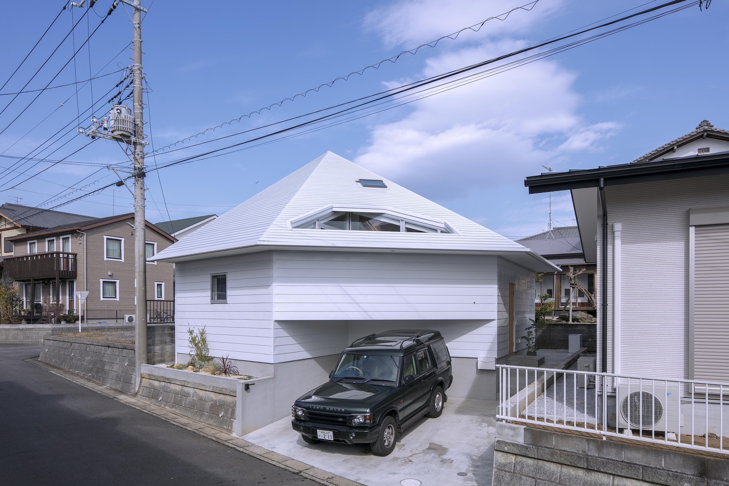 The front exterior. Photo by Tsukui Teruaki.