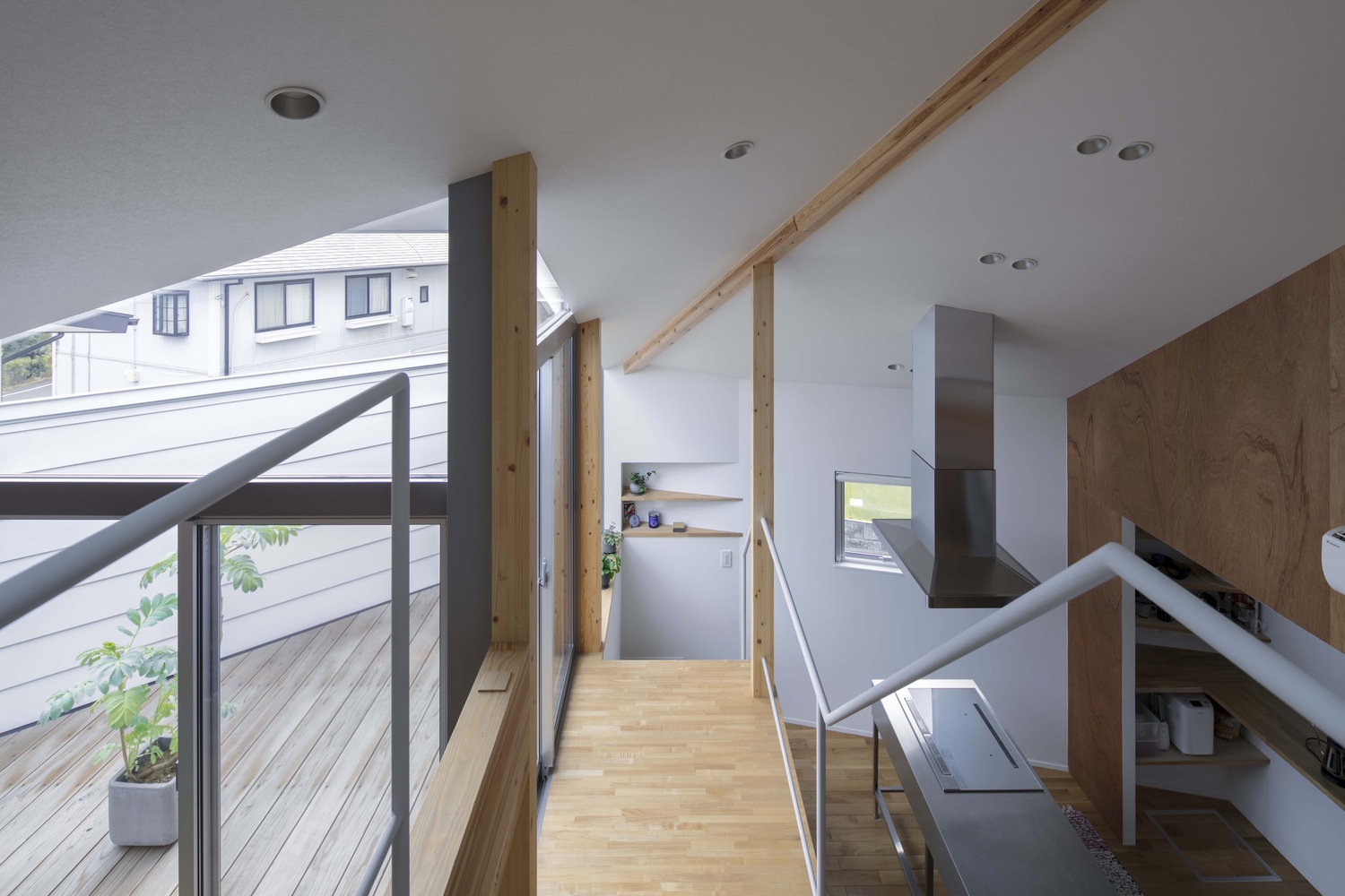 House H staircase from the top. Photo by Tsukui Teruaki.