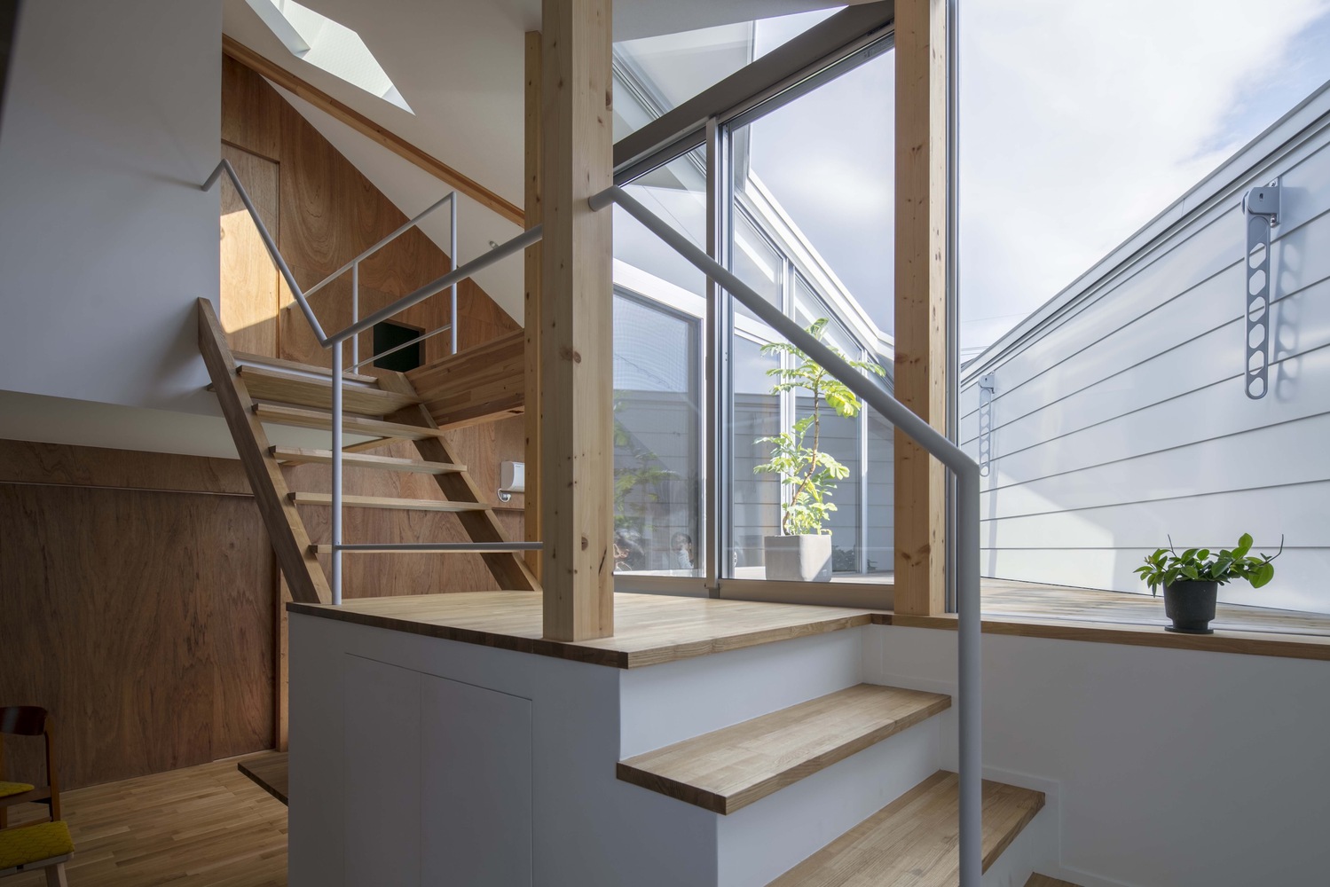 House H staircase from the first floor. Photo by Tsukui Teruaki.
