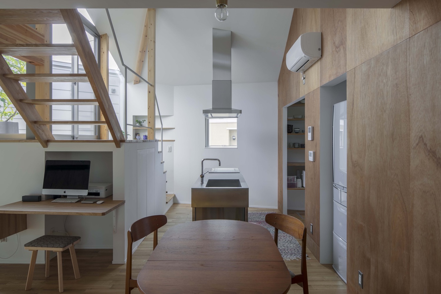 The kitchen area. Photo by Tsukui Teruaki.