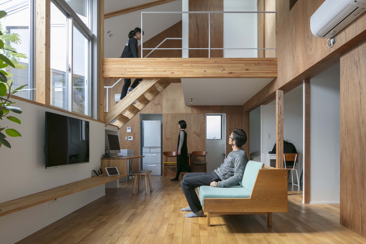 The whole first floor of the home. Photo by Tsukui Teruaki.