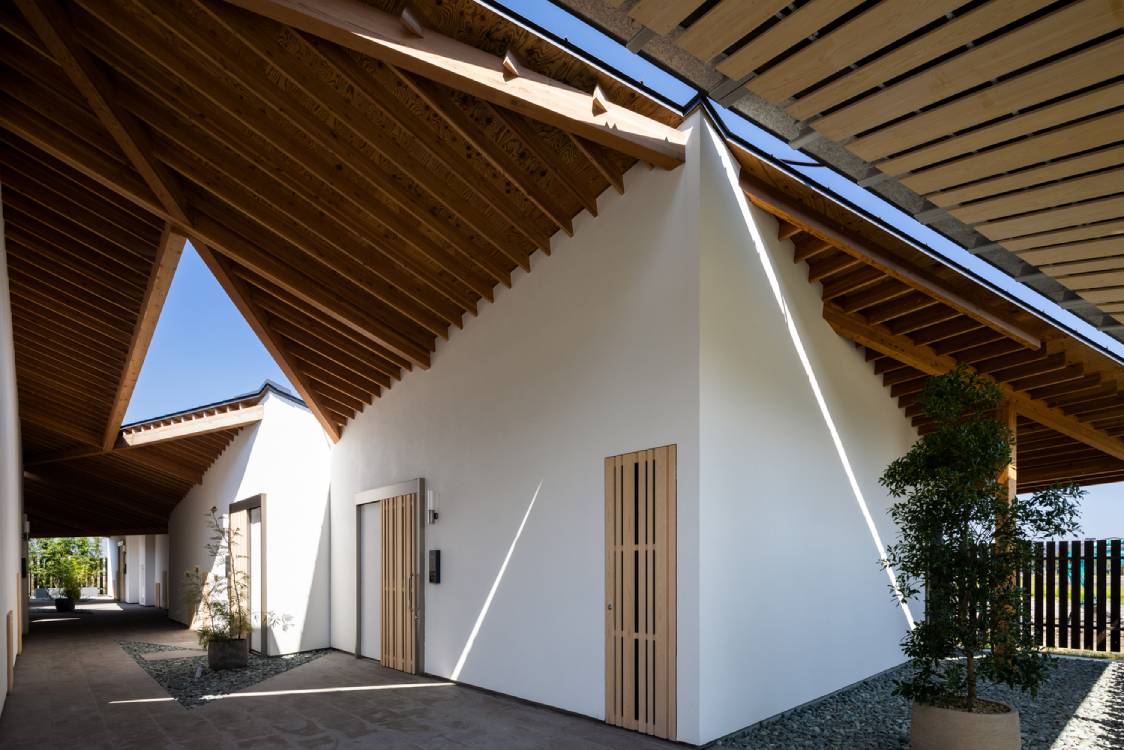 The hallways of the hotel. Photo by Masaki Hamada.
