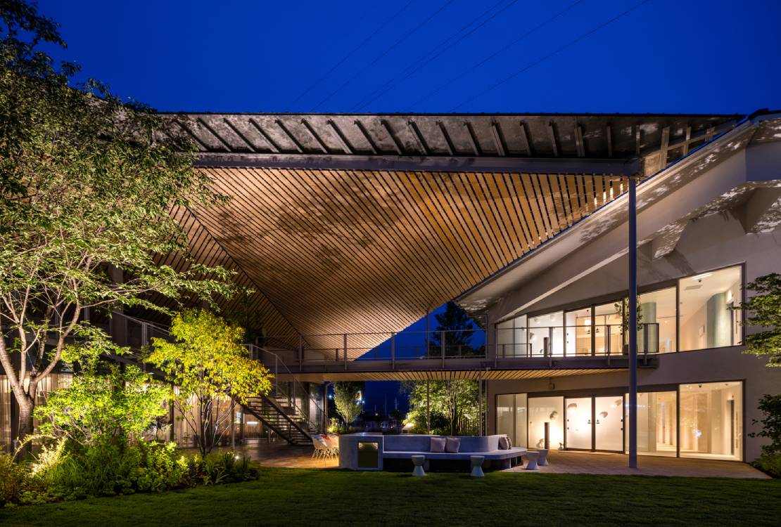 The "outdoor living room" at night. Photo by Masaki Hamada.