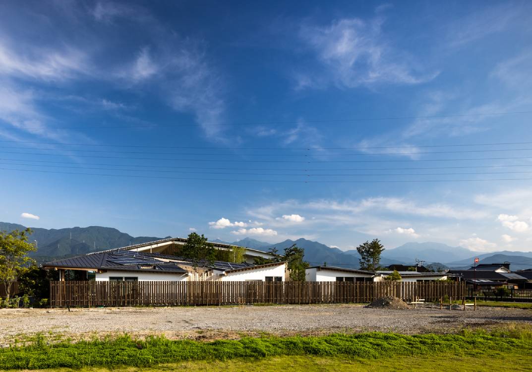 Far view of the whole establishment. Photo by Masaki Hamada.