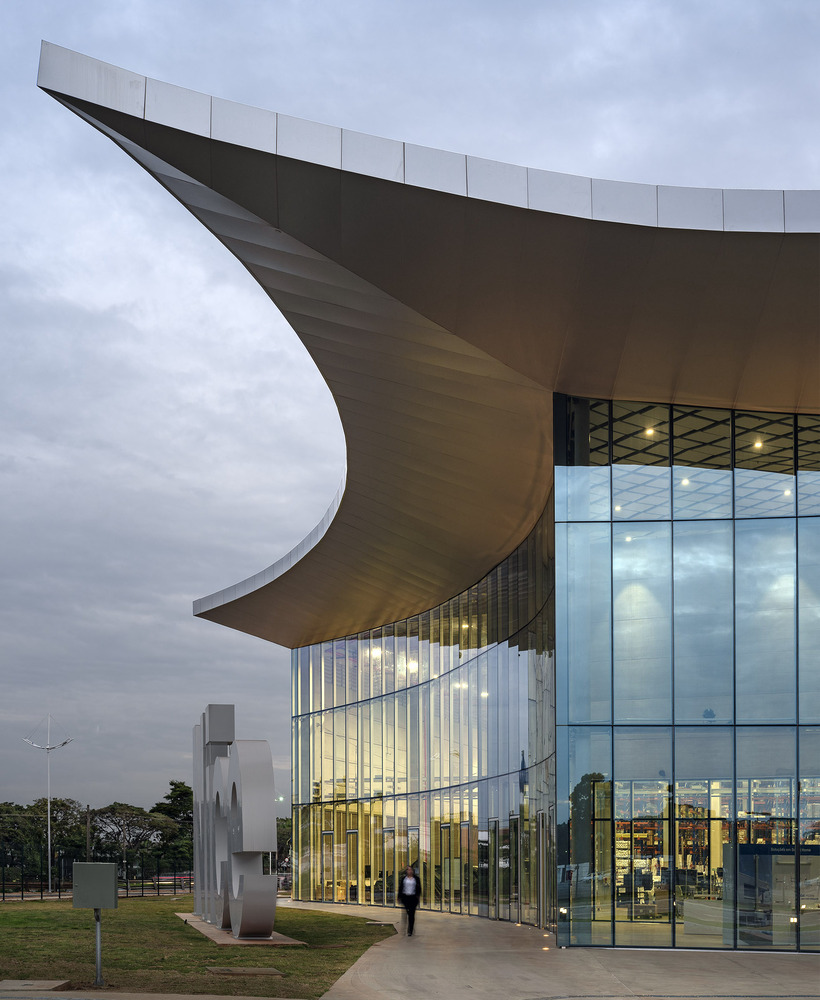 A close-up on NICE Headquarters' roof shape. Photo by Duccio Malagamba.