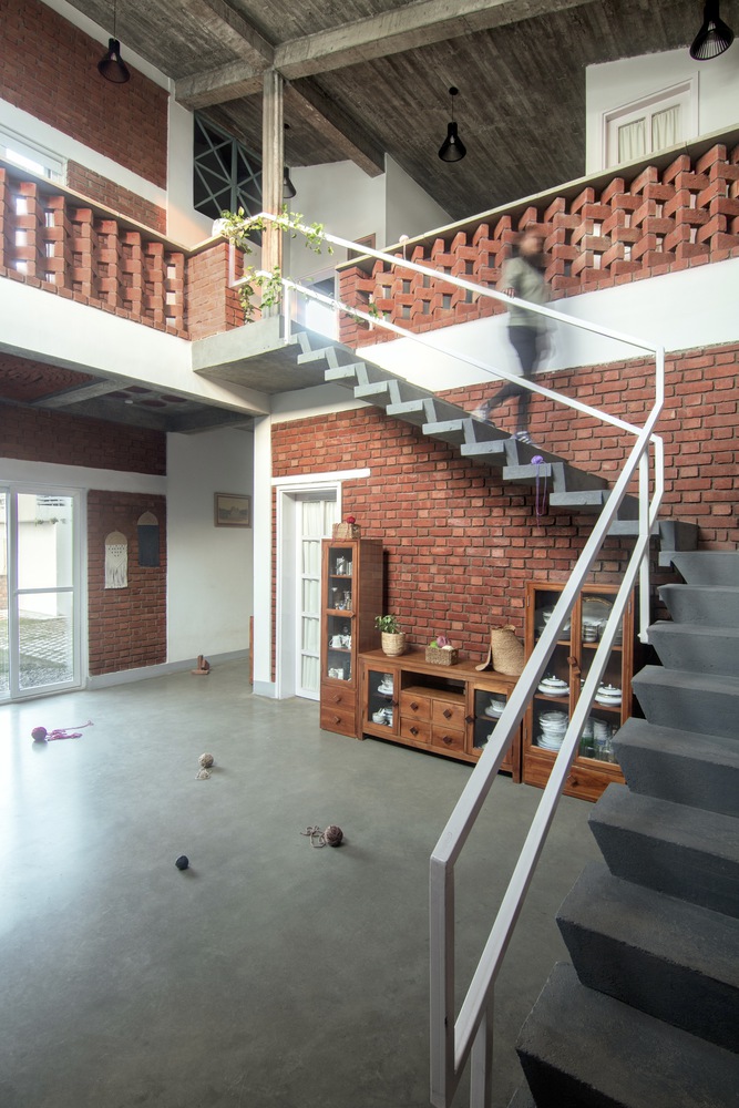 The staircase of the Nilaya Residence. Photo by Harsh Nigam.