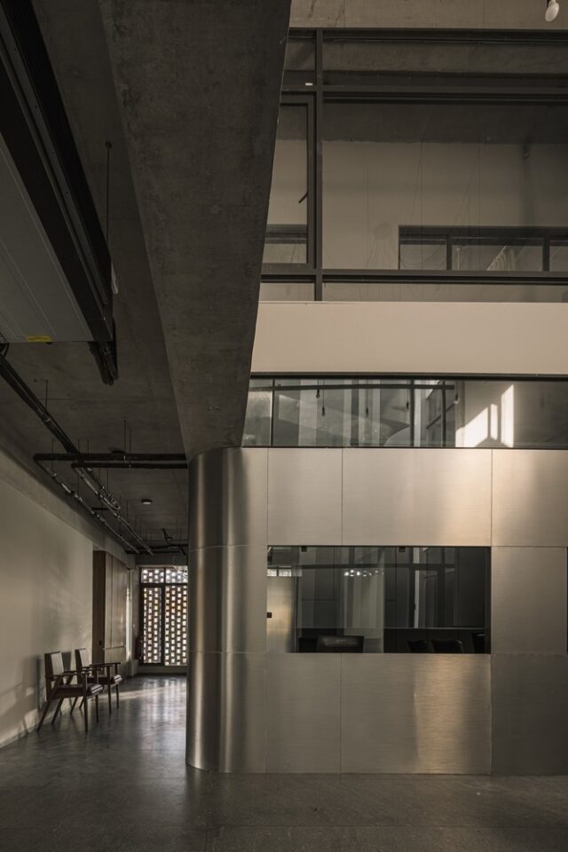 Ashaktashram College Offers Warm Modern Design