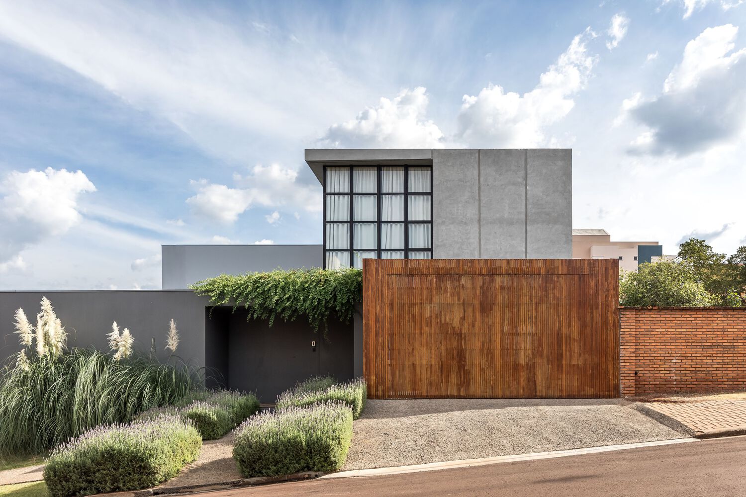 The front view of Brazilian home, Spring House. Photo by Eduardo Macarios.