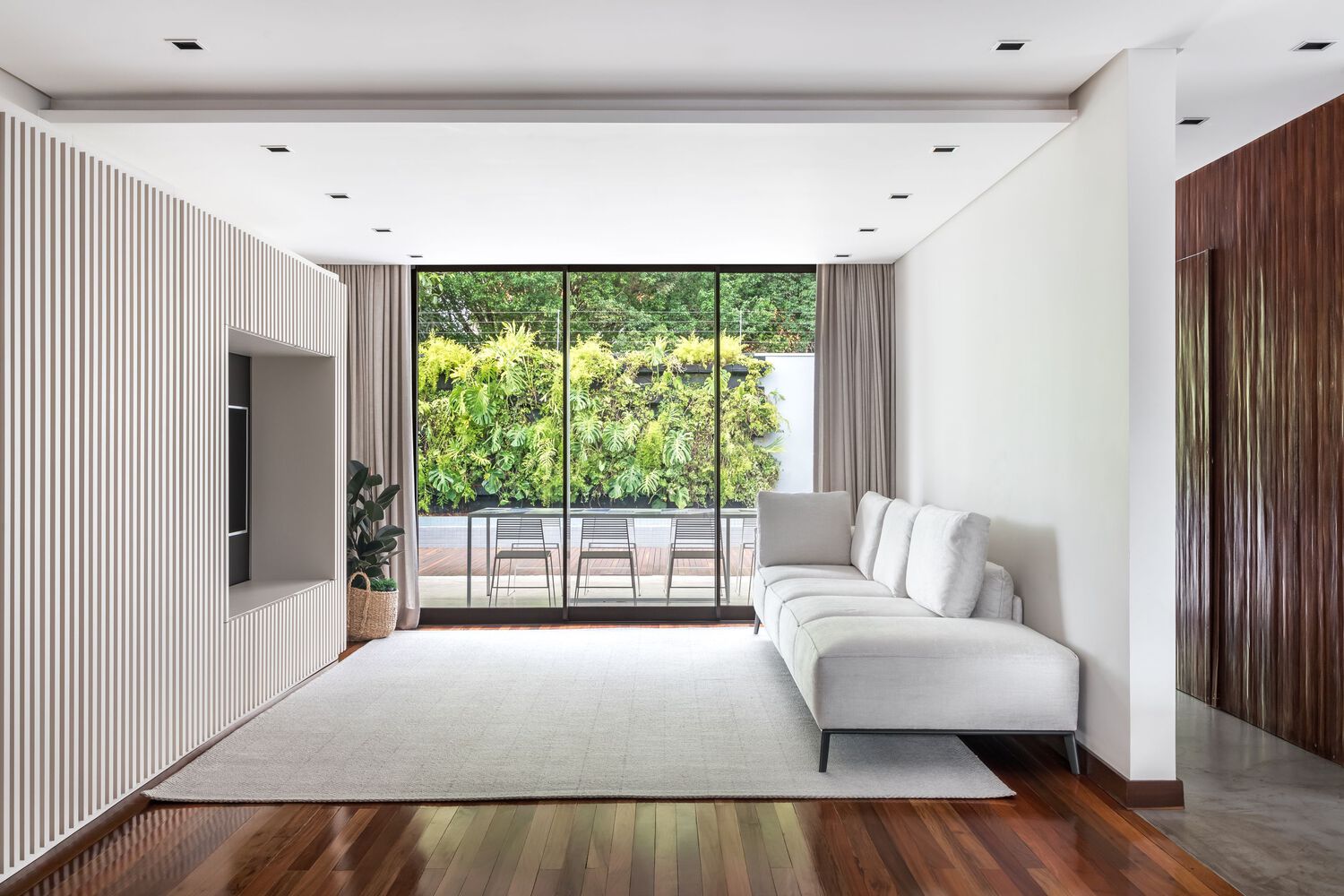A view of the living room and veranda. Photo by Eduardo Macarios.