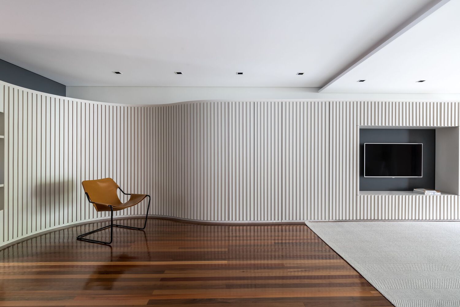 The curving wave of the living room. Photo by Eduardo Macarios.