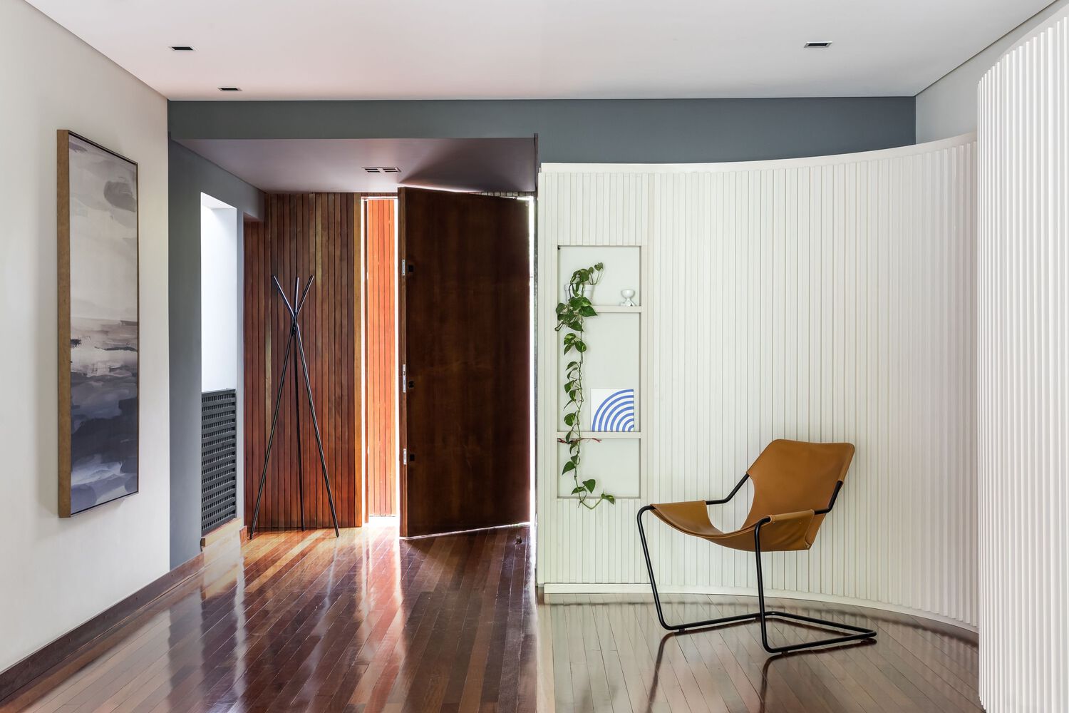 Hallway and entrance of the house. Photo by Eduardo Macarios. 