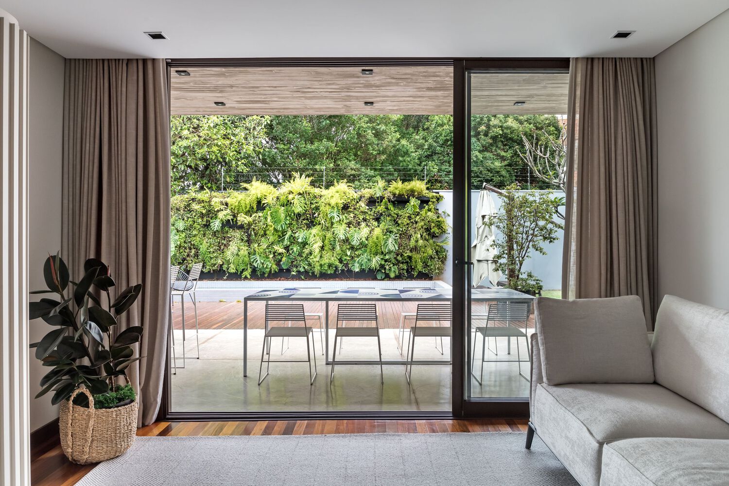 The veranda of the house. Photo by Eduardo Macarios.