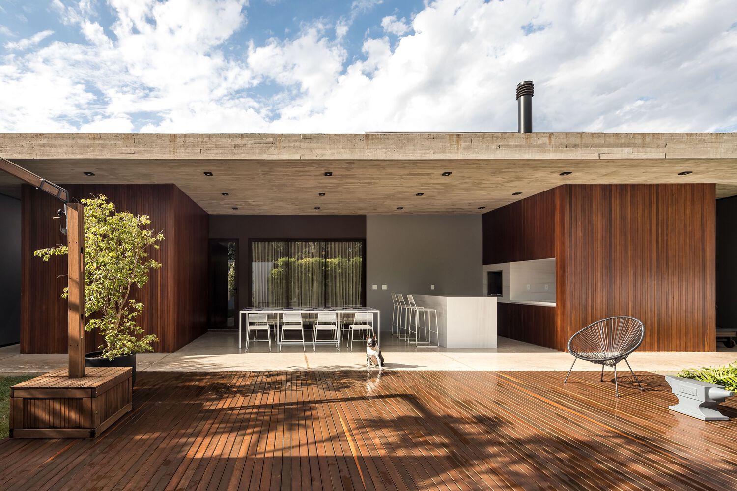 Deck of the house in front of swimming pool. Photo by Eduardo Macarios.