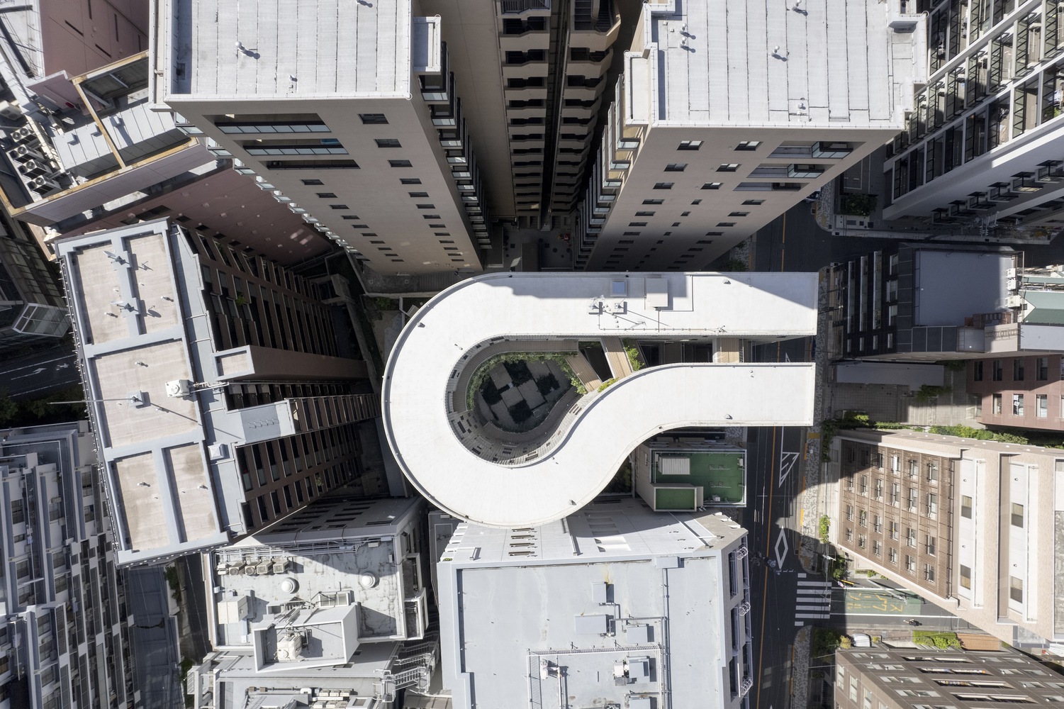 Tenjincho Place from above with a view of the curving courtyard. Photo by Masao Nishikawa.