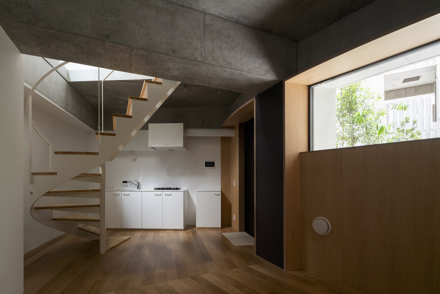 A kitchen in Tenjincho Place with windows. Photo by Masao Nishikawa.