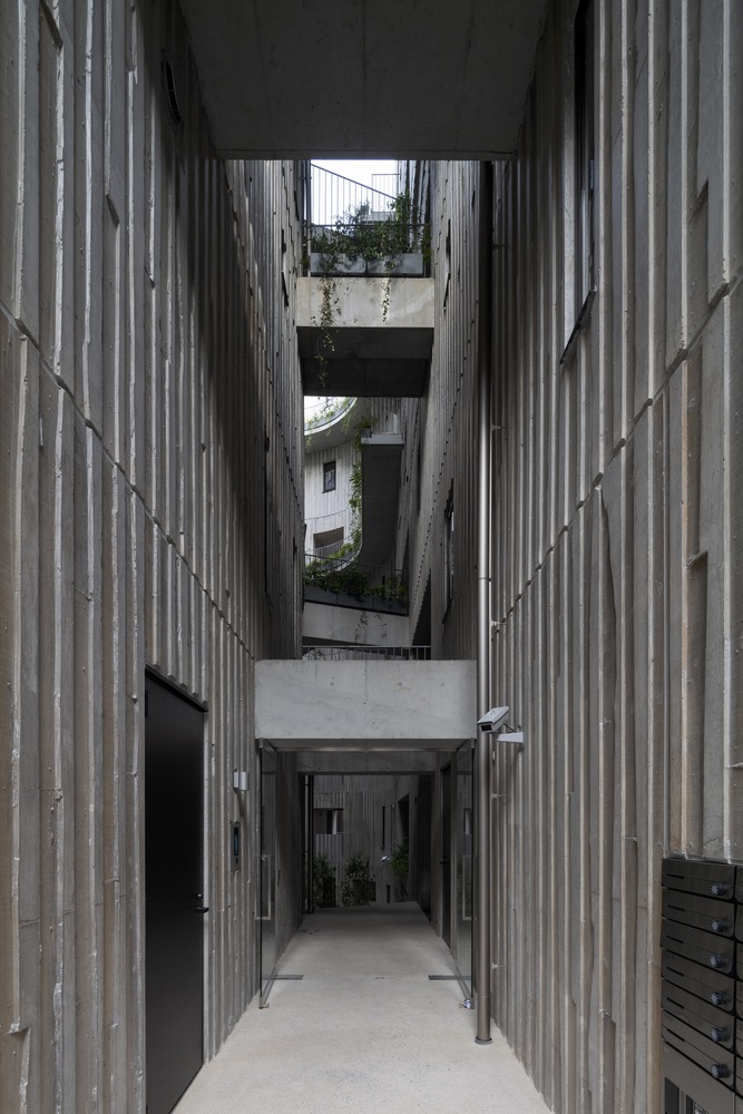 Entranceway to the courtyard. Photo by Masao Nishikawa.