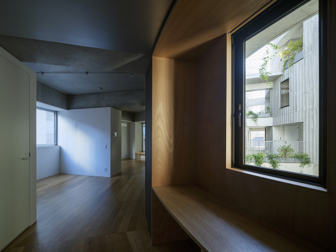 Windows in the Tenjincho Place facing the courtyard. Photo by Masao Nishikawa.