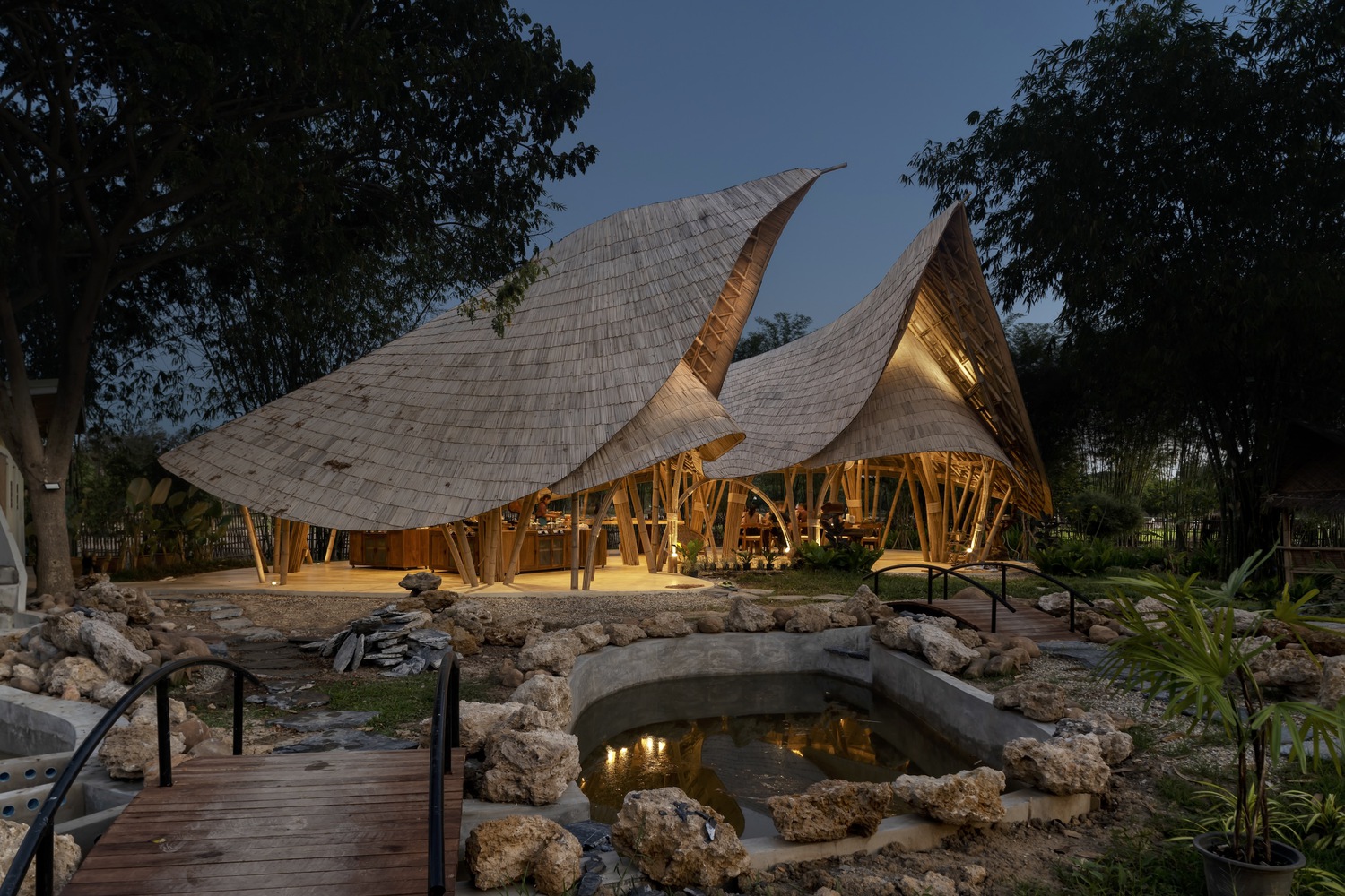 the-bull-cooking-school-chiangmai-life-architects_10 - BluPrint The Bull Cooking School at night. Photo from Chiangmai Life Architects.