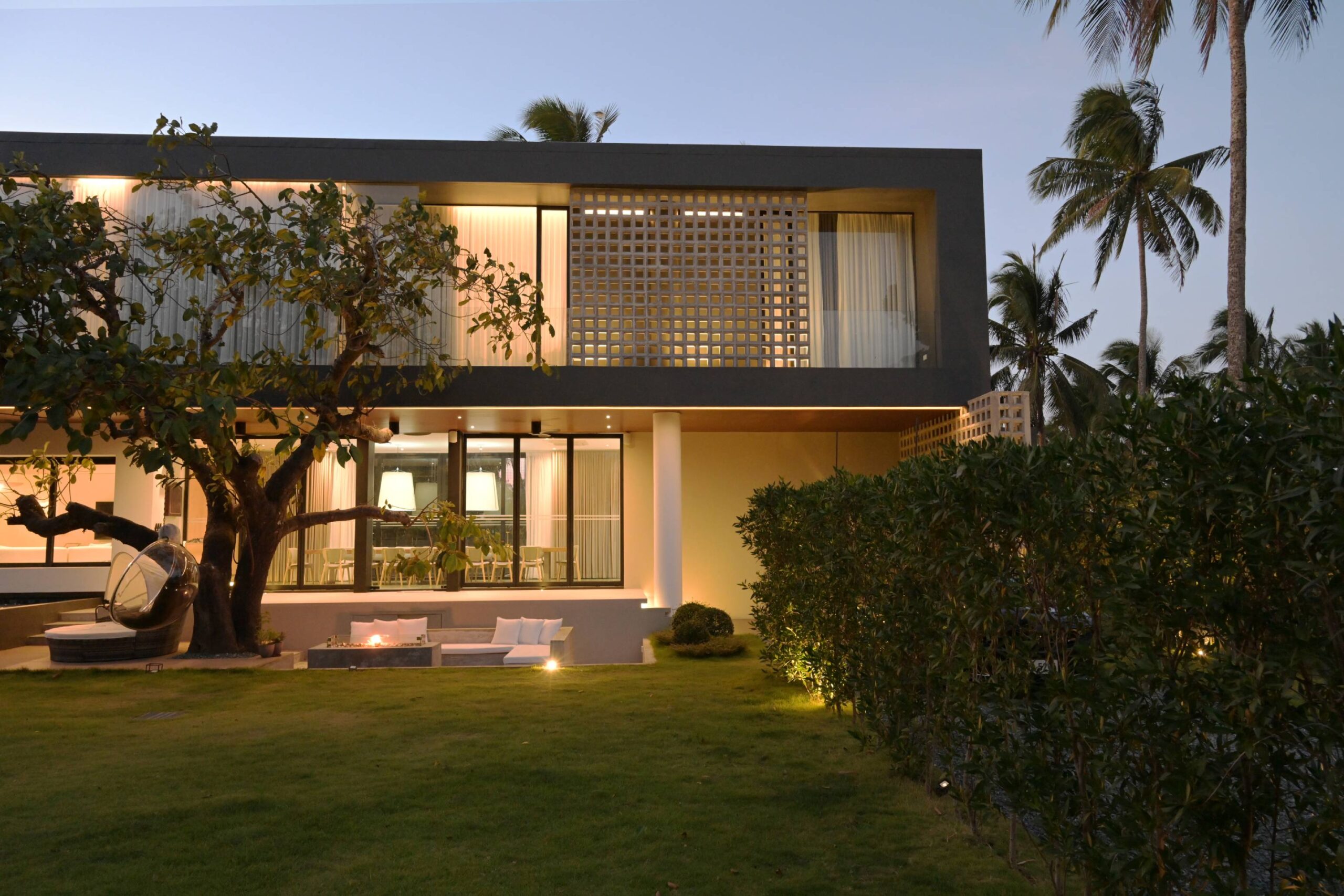 Front facade of Weekend House. Courtesy of Joleena Gonzalez.