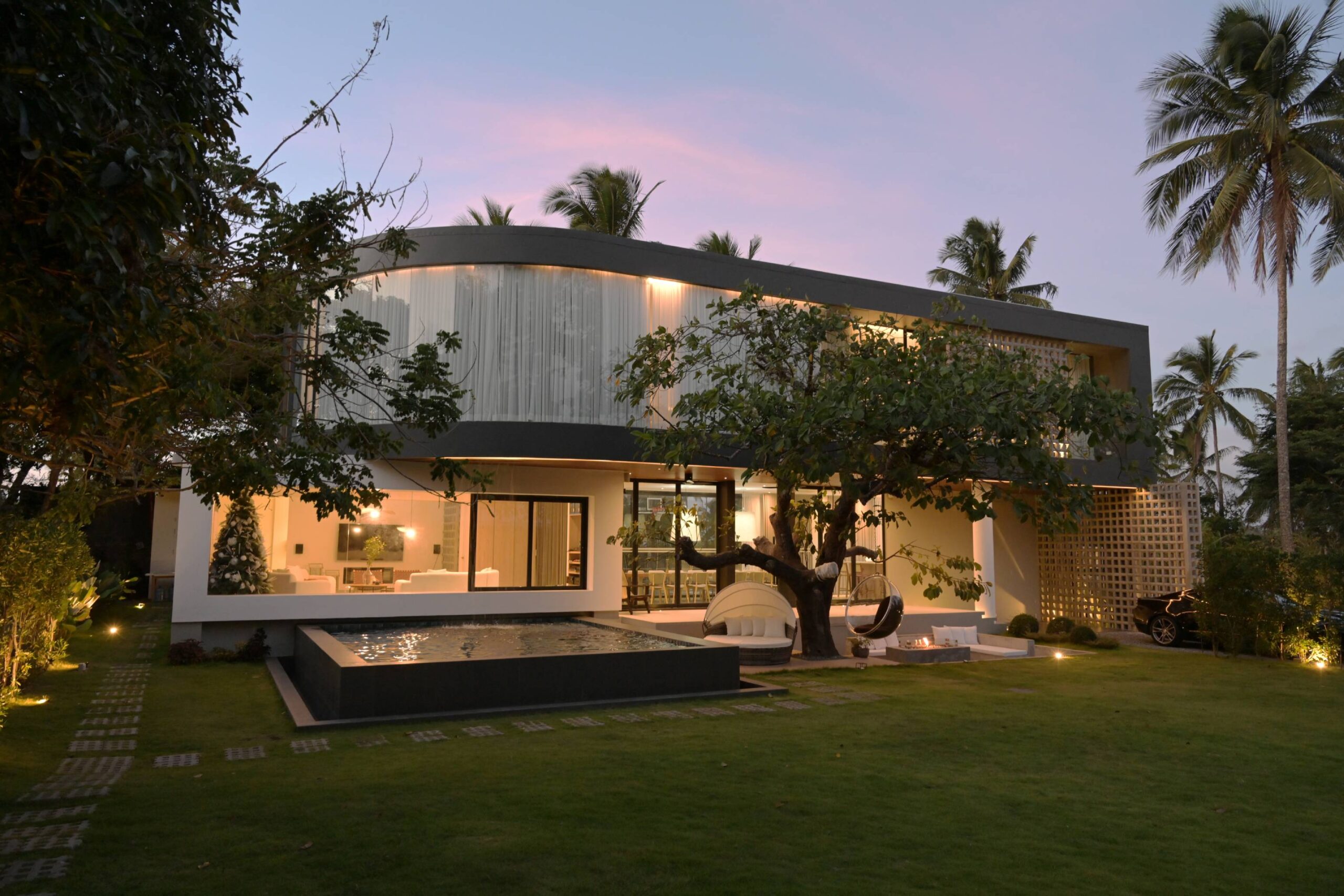 Weekend House exterior with its curve. Courtesy of Joleena Gonzalez.