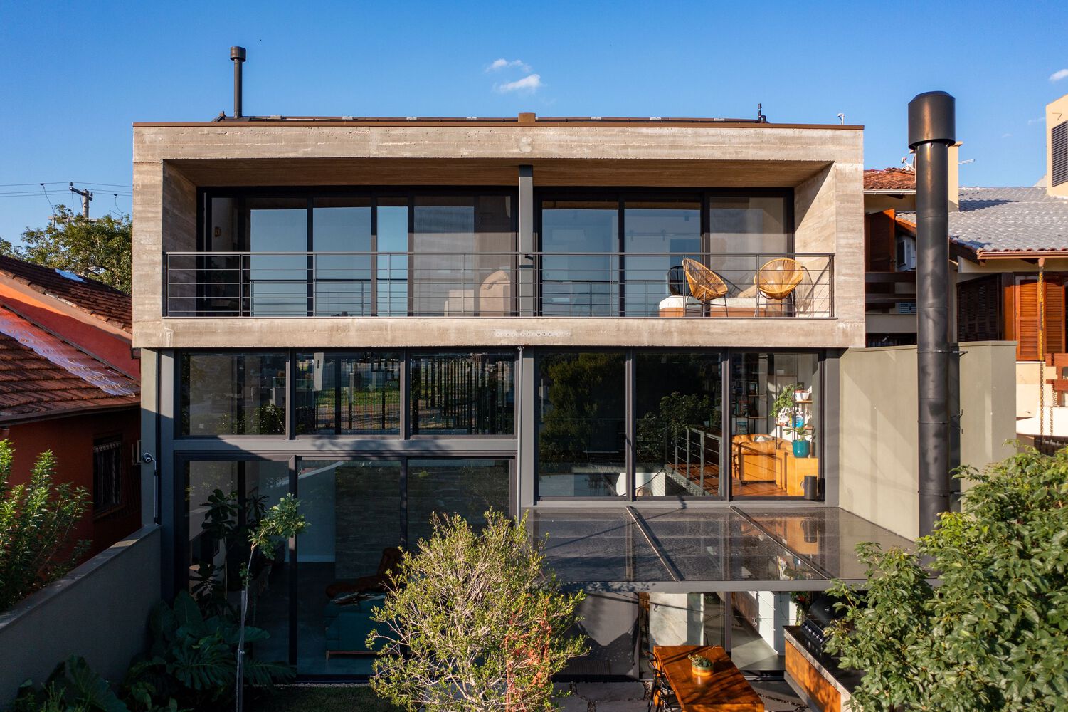 A view of the home's floor-to-ceiling glass openings. Photo by Gabriel Konrath.