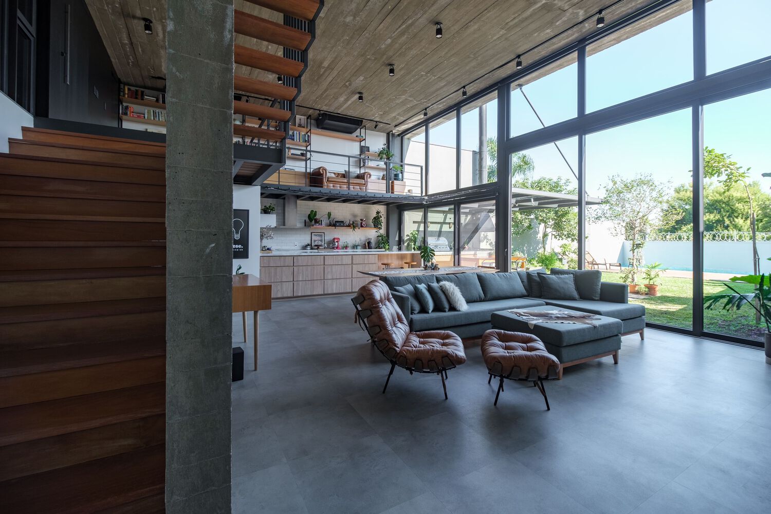 The glass opening from the living room perspective. Photo by Gabriel Konrath.