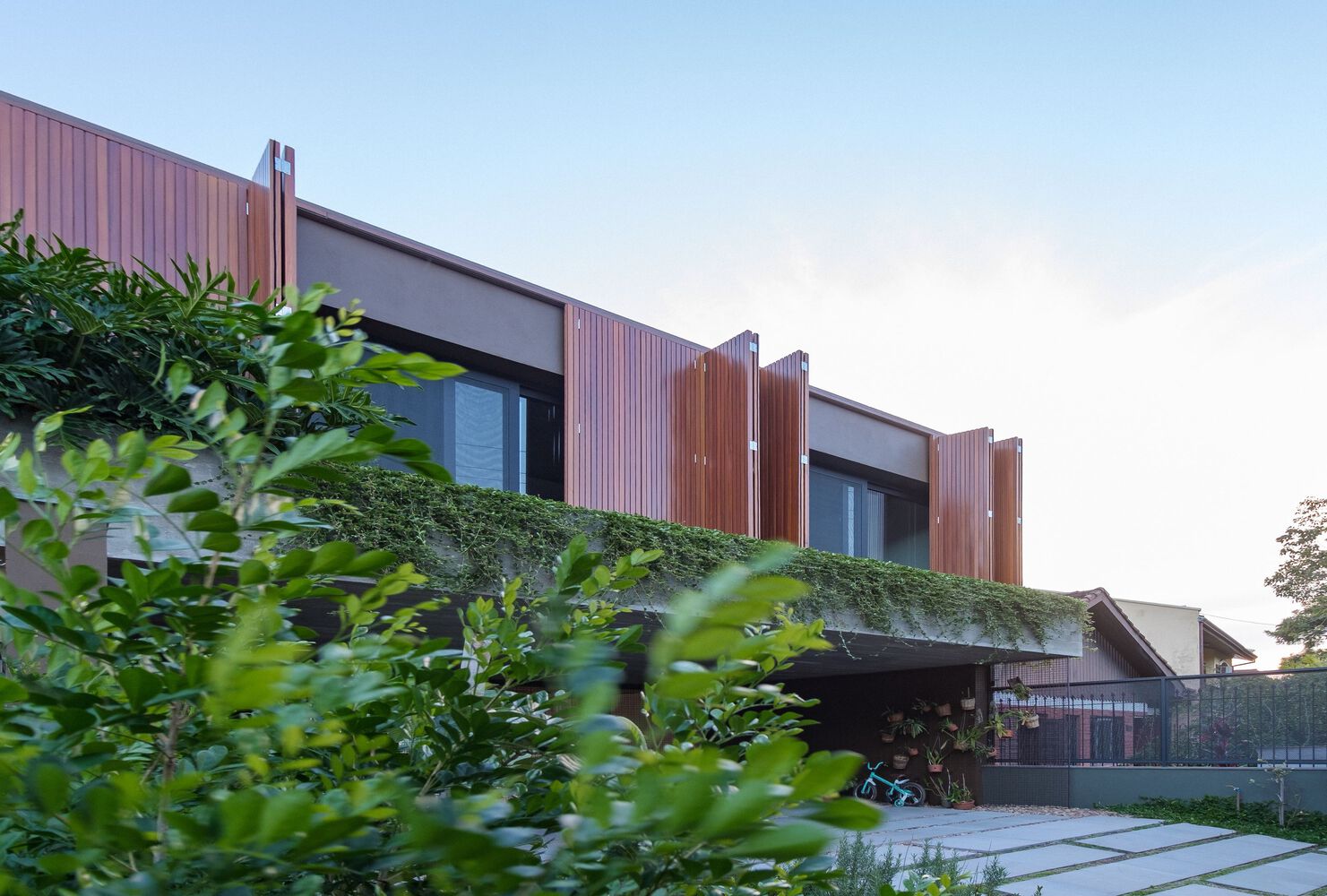 Flor House from the side. Photo by Gabriel Konrath.