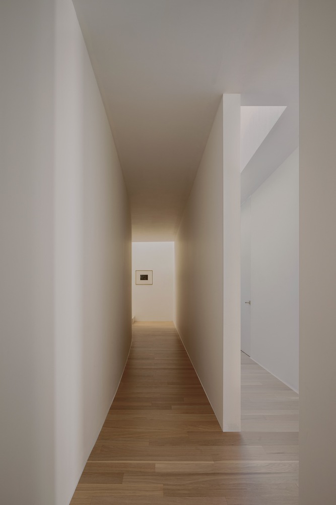 The hallway of Shi House. Photo by Cesar Béjar.