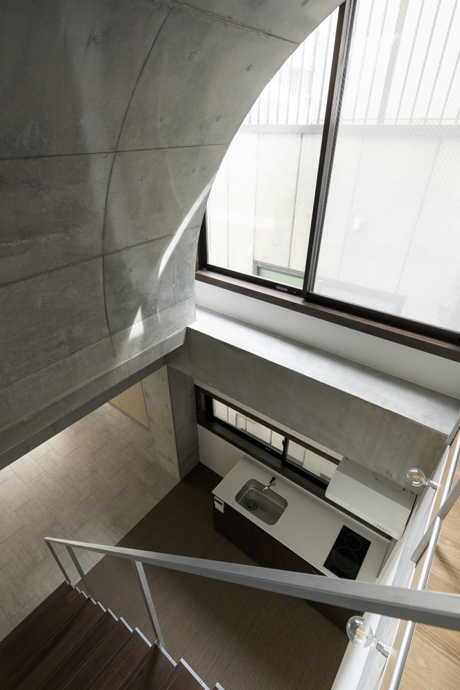Half-arches inside the apartment with staircases. Photo by Masao Nishikawa.
