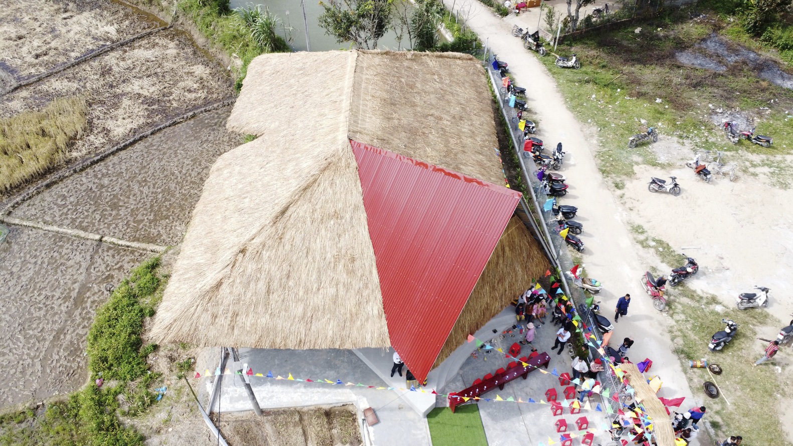 Aerial view of the building. Photo provided by 1+1>2 Architects.