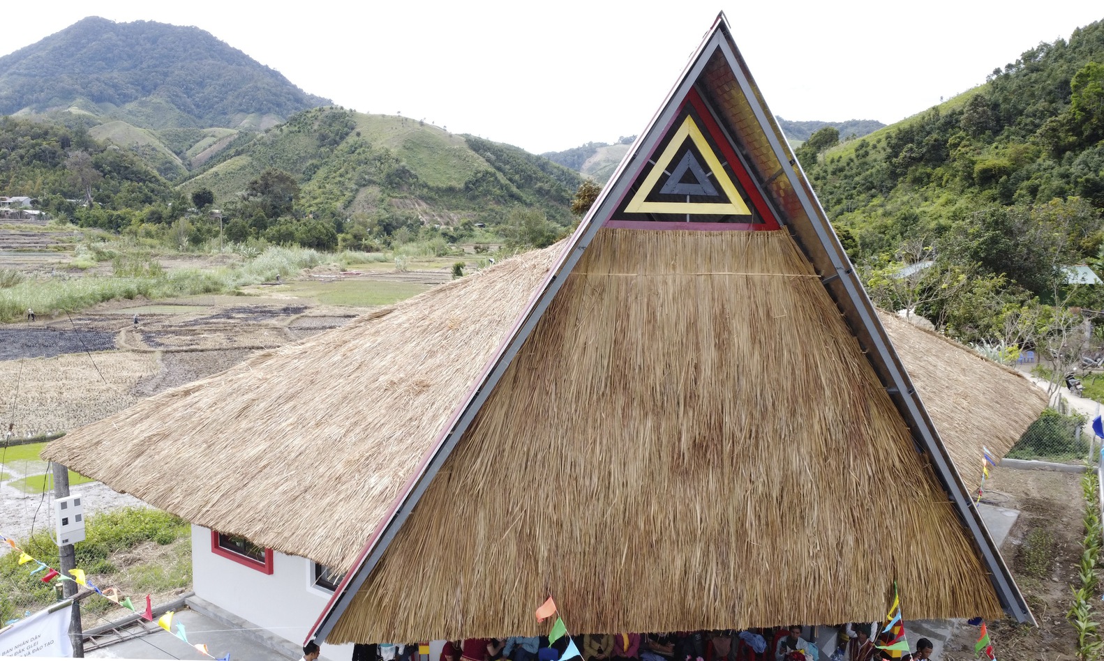 The outer layer of the roof. Photo provided by 1+1>2 Architects.