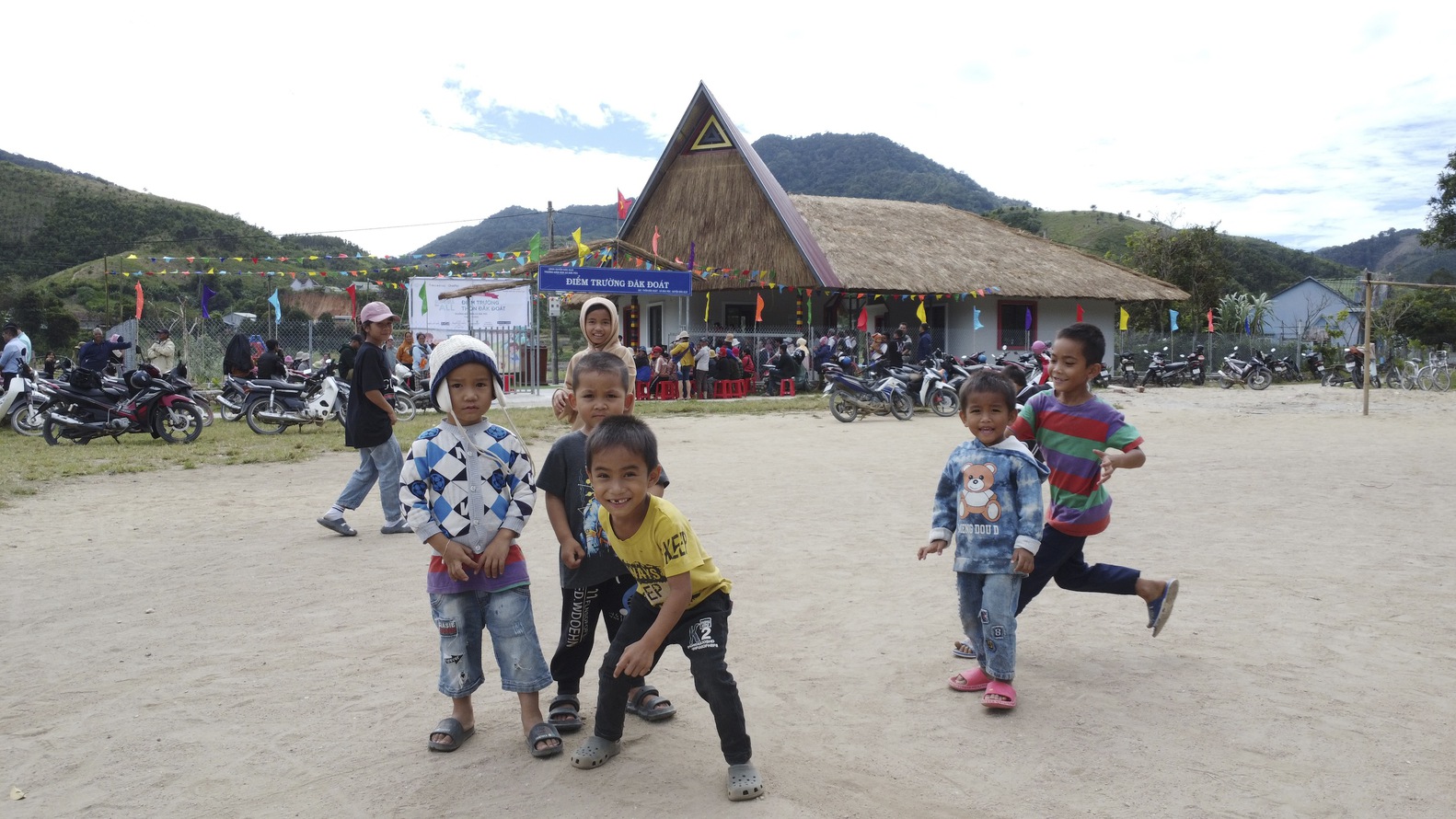 Children in front of the Rooster School. Photo provided by 1+1>2 Architects.