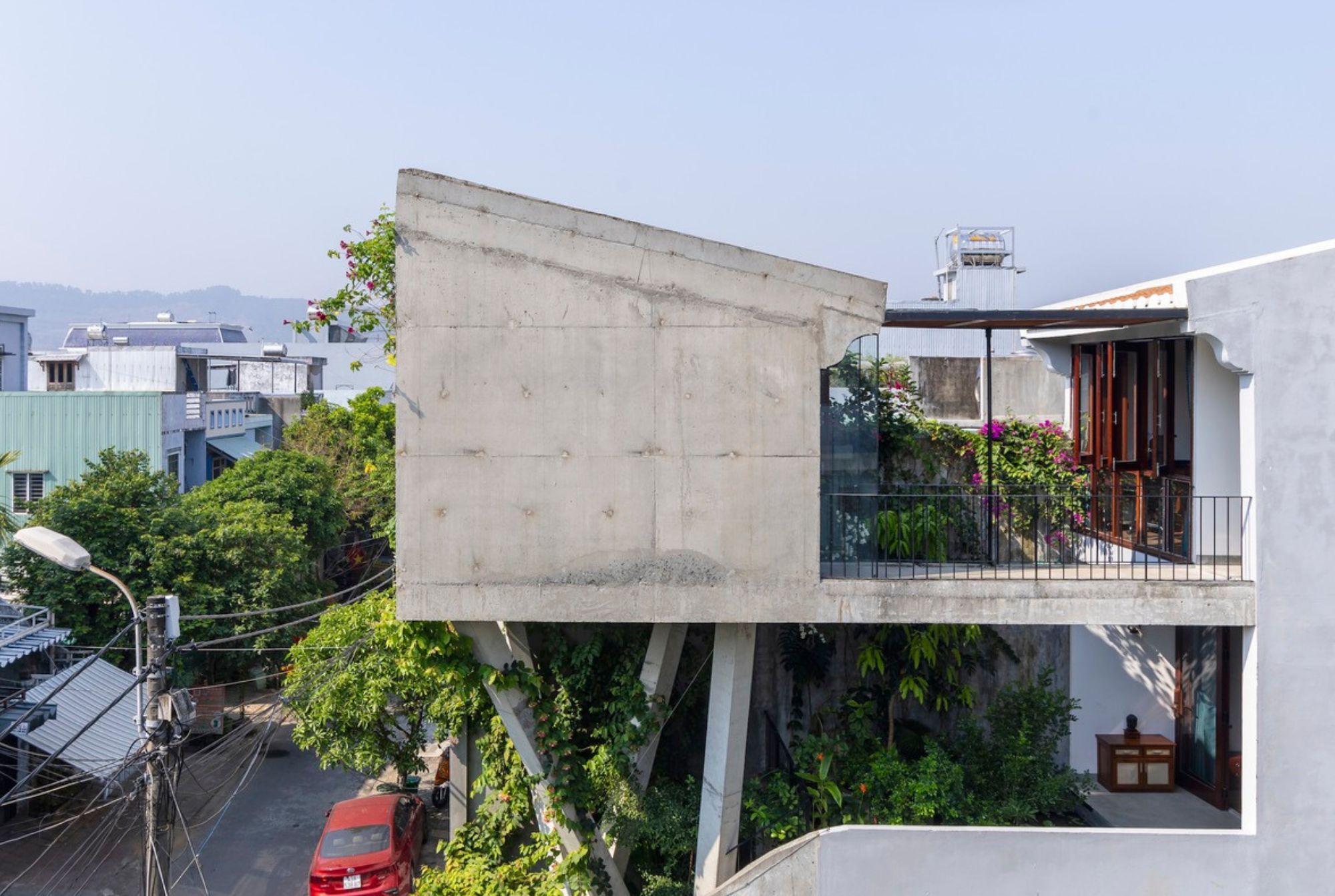 Side view of the Nest House. Photo by Trieu Chien.