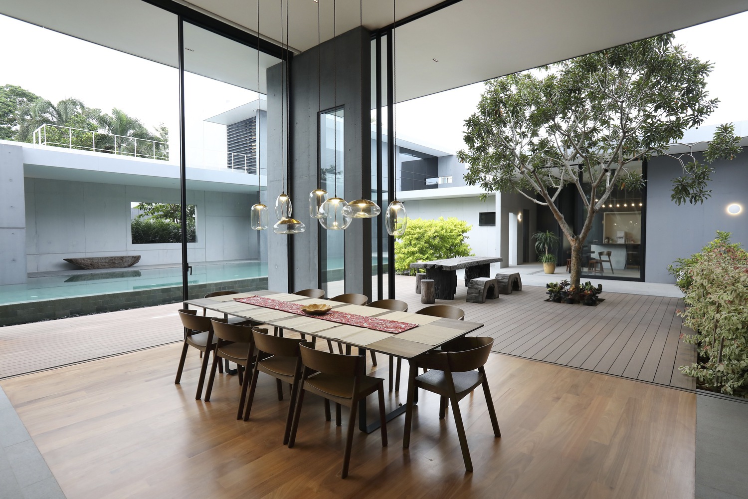 Interior view of the dining area of Borderless House. Photo by Ameen Deen.