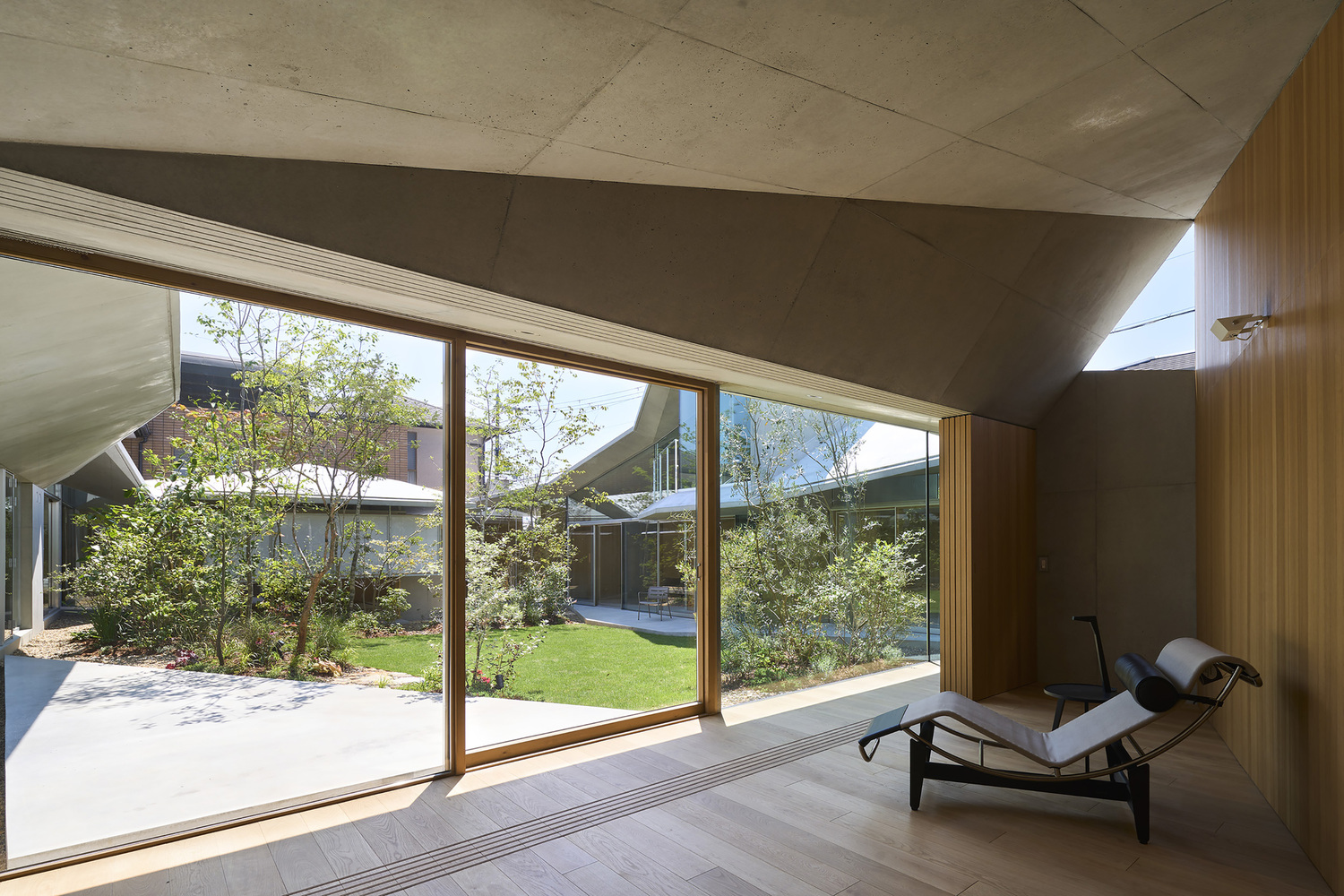 Spacious look at one of the rooms in the building. Photo by Toshiyuki Yano.
