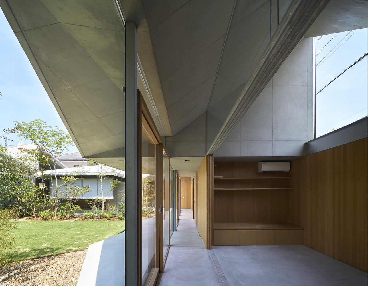 A room with the bookcase and sliding doors. Photo by Toshiyuki Yano.
