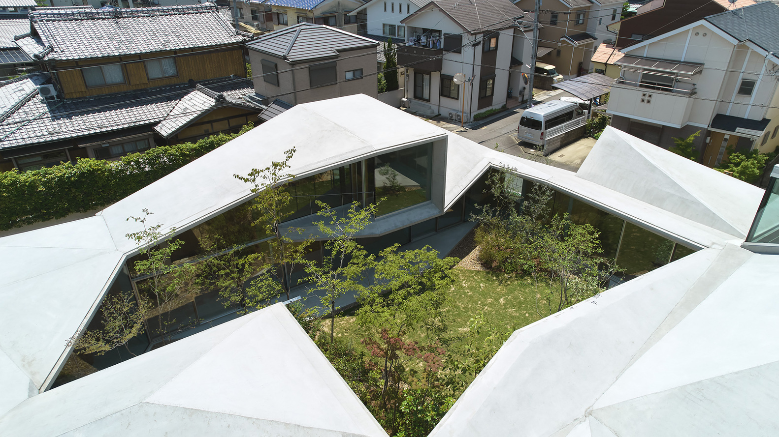 Elevated view of the courtyard. Photo by Toshiyuki Yano.