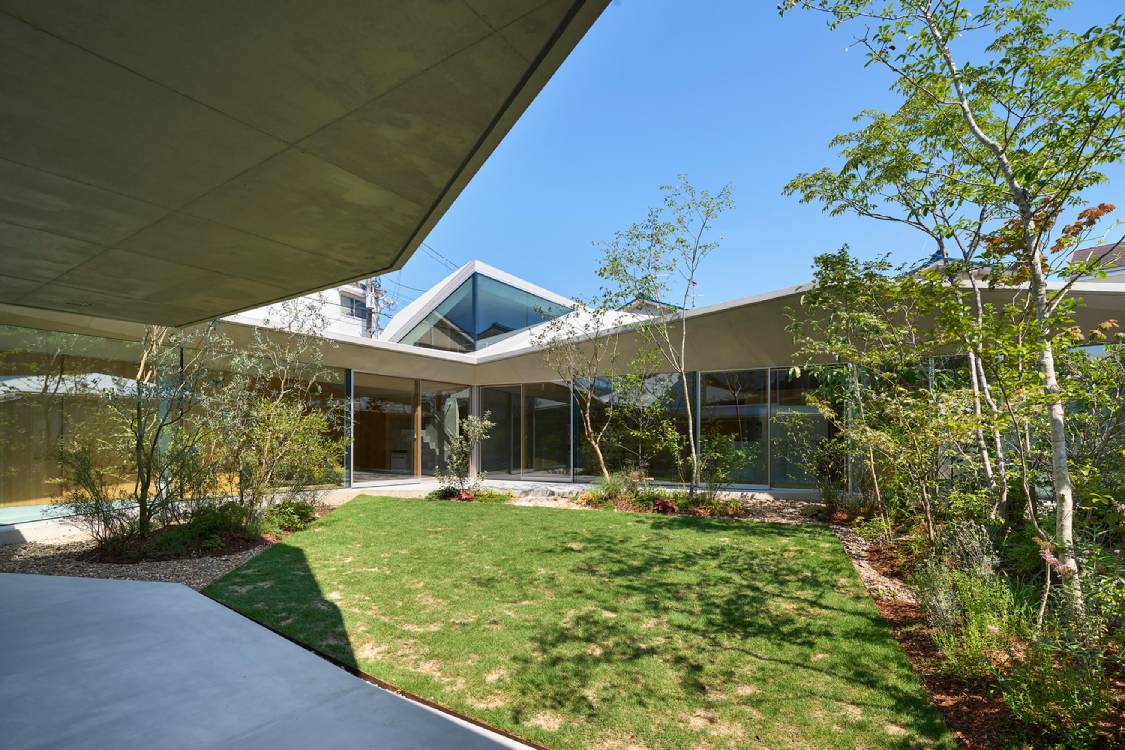 Ground view of the courtyard. Photo by Toshiyuki Yano.
