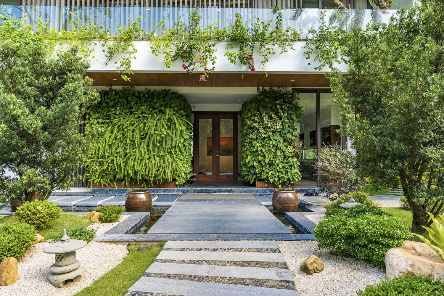Front door of the Villa. Photo by Nghĩa Toản.