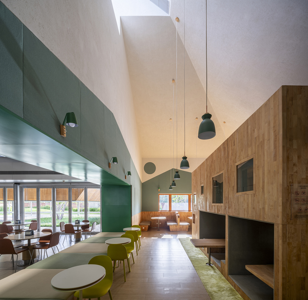 The skylight and ceiling seen from one of the restaurants. Photo by Shengliang Su and Min Yang.